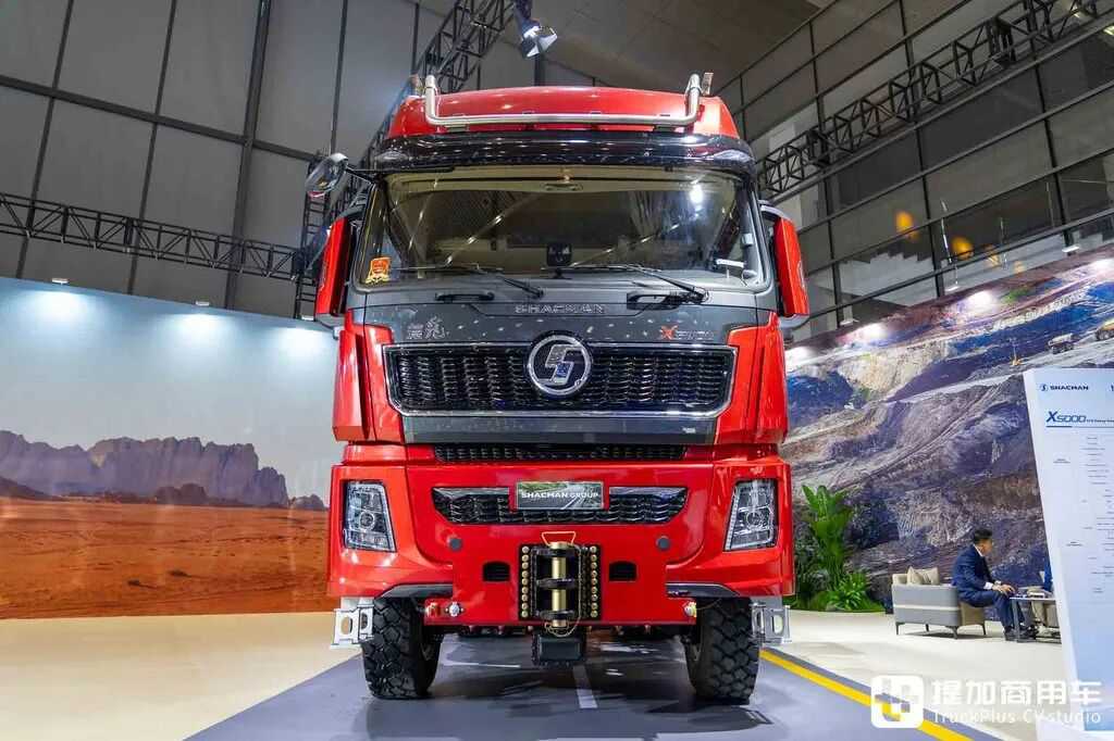 国産最強の大物輸送トラクター?8×8駆動+ATトランスミッション+660馬力、陝汽徳龍X5000大物車を徹底撮影