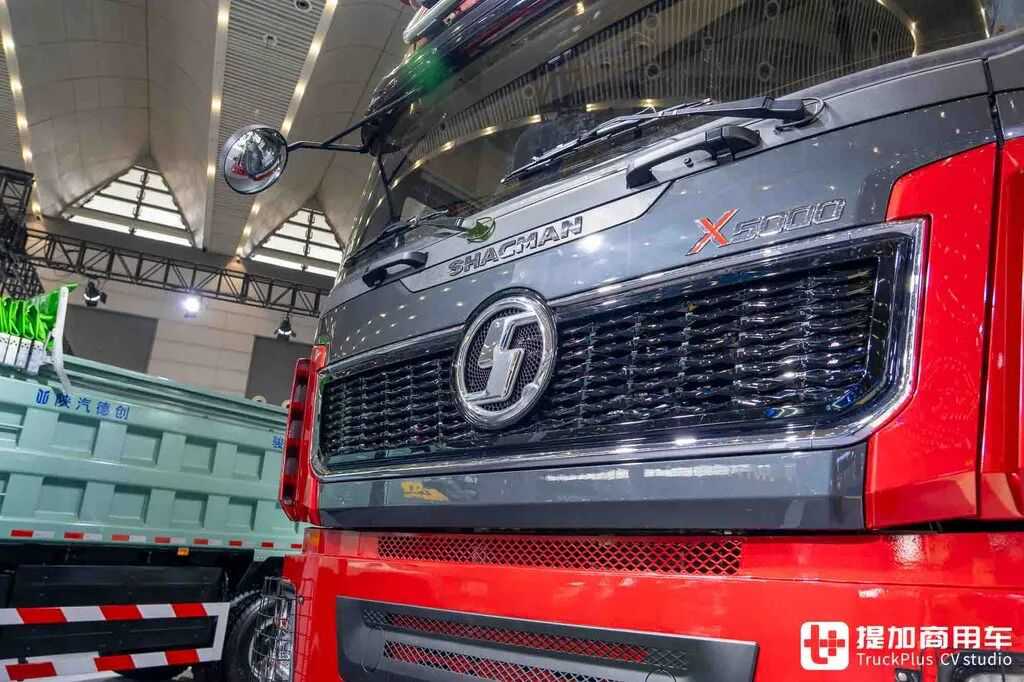 国産最強の大物輸送トラクター？8×8駆動＋ATトランスミッション＋660馬力、陝汽徳龍X5000大物車を徹底撮影