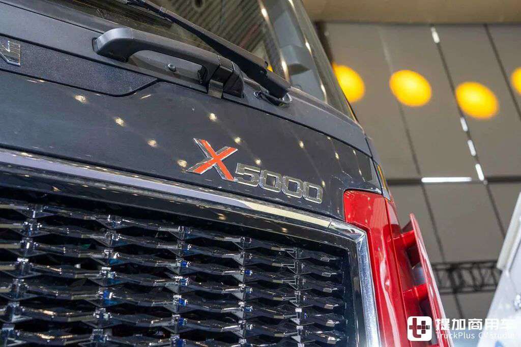 国産最強の大物輸送トラクター？8×8駆動＋ATトランスミッション＋660馬力、陝汽徳龍X5000大物車を徹底撮影