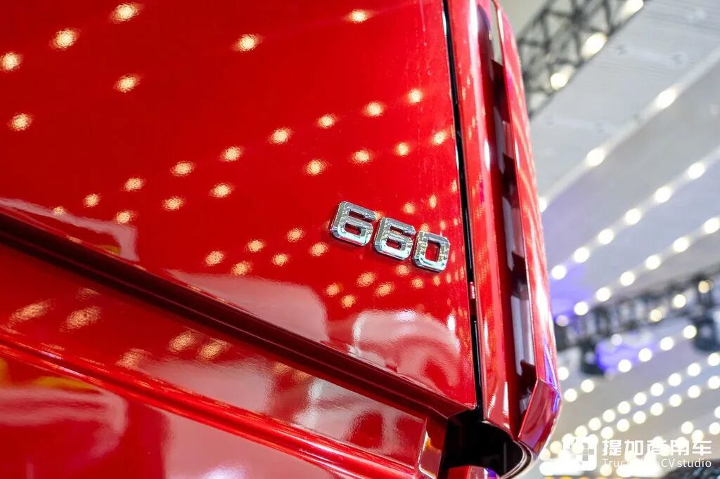 国産最強の大物輸送トラクター？8×8駆動＋ATトランスミッション＋660馬力、陝汽徳龍X5000大物車を徹底撮影