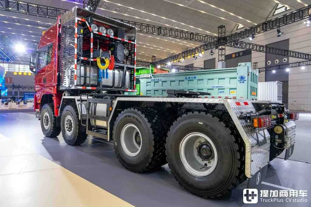 国産最強の大物輸送トラクター？8×8駆動＋ATトランスミッション＋660馬力、陝汽徳龍X5000大物車を徹底撮影