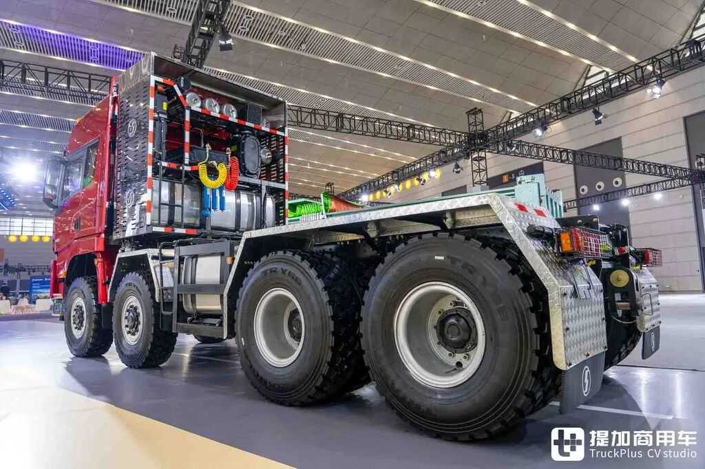 国産最強の大物輸送トラクター？8×8駆動＋ATトランスミッション＋660馬力、陝汽徳龍X5000大物車を徹底撮影