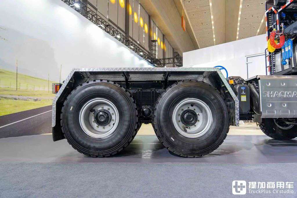 国産最強の大物輸送トラクター？8×8駆動＋ATトランスミッション＋660馬力、陝汽徳龍X5000大物車を徹底撮影