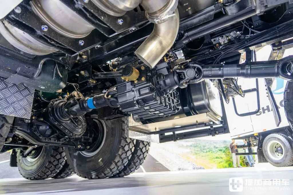 国産最強の大物輸送トラクター？8×8駆動＋ATトランスミッション＋660馬力、陝汽徳龍X5000大物車を徹底撮影