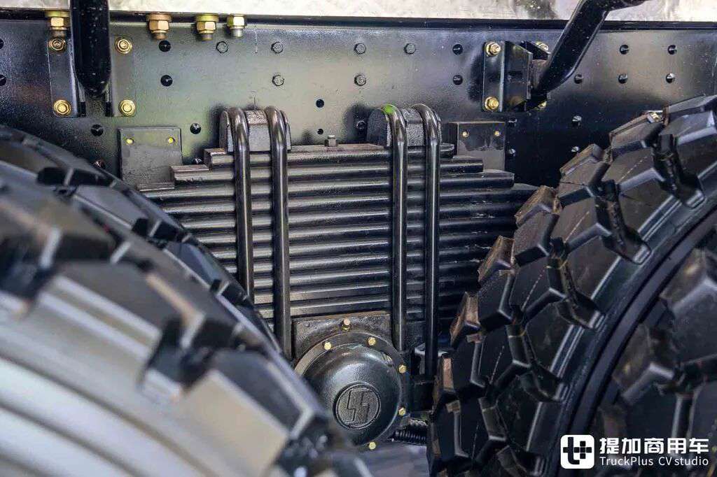 国産最強の大物輸送トラクター？8×8駆動＋ATトランスミッション＋660馬力、陝汽徳龍X5000大物車を徹底撮影