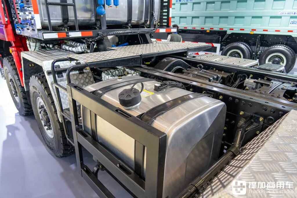 国産最強の大物輸送トラクター？8×8駆動＋ATトランスミッション＋660馬力、陝汽徳龍X5000大物車を徹底撮影