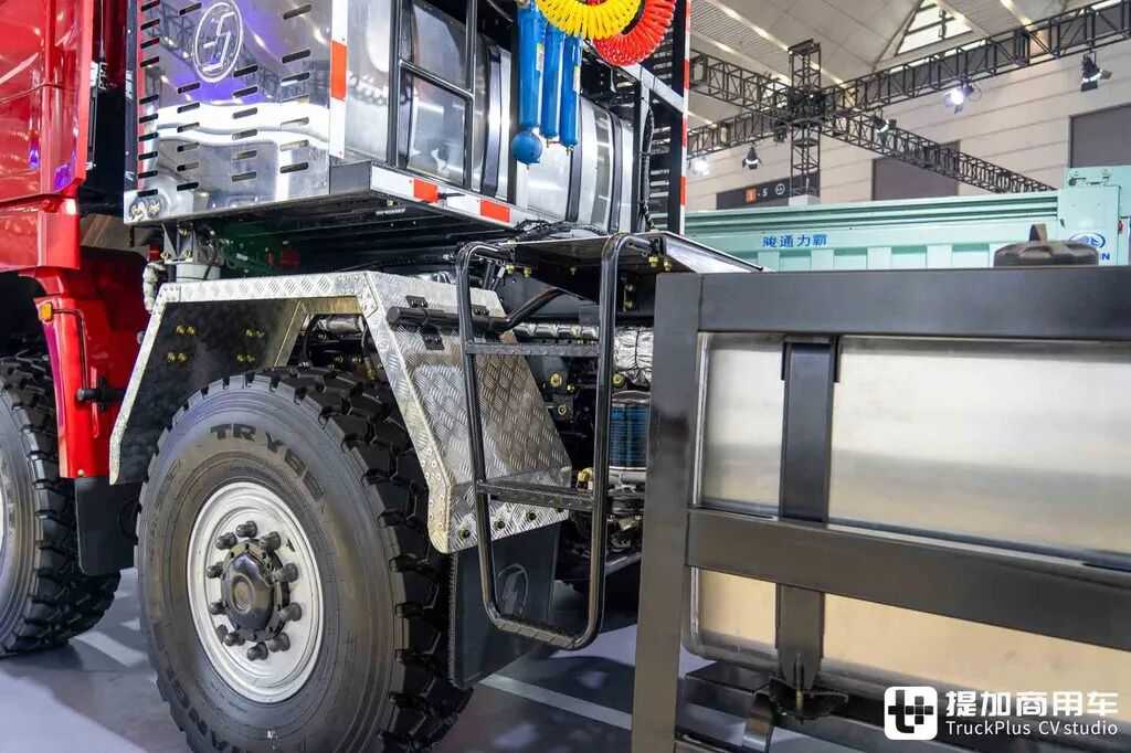 国産最強の大物輸送トラクター？8×8駆動＋ATトランスミッション＋660馬力、陝汽徳龍X5000大物車を徹底撮影