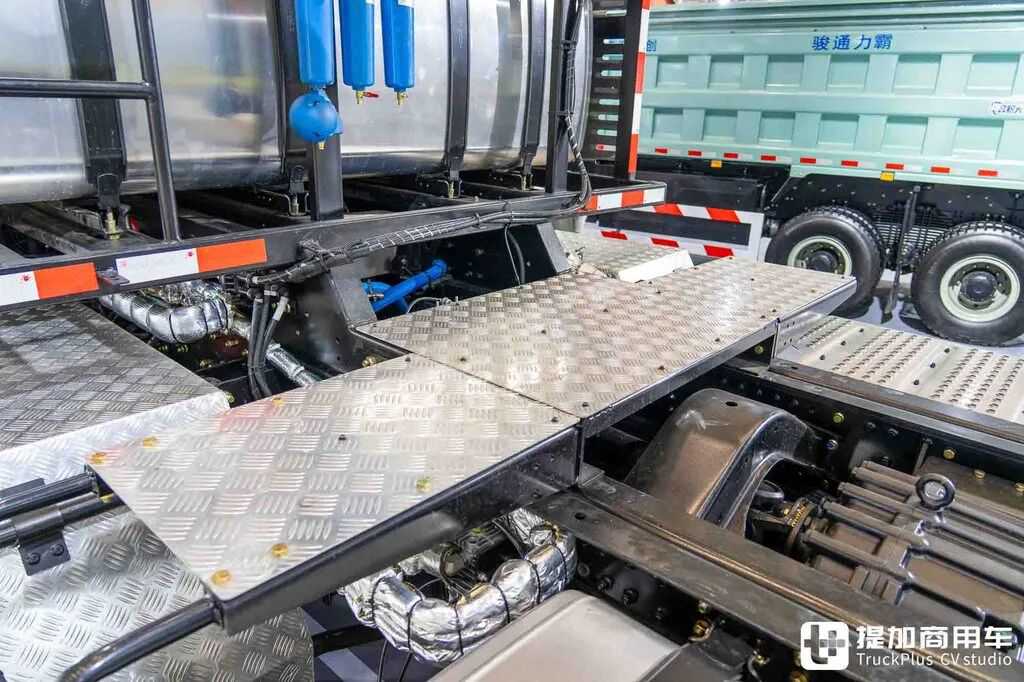 国産最強の大物輸送トラクター？8×8駆動＋ATトランスミッション＋660馬力、陝汽徳龍X5000大物車を徹底撮影