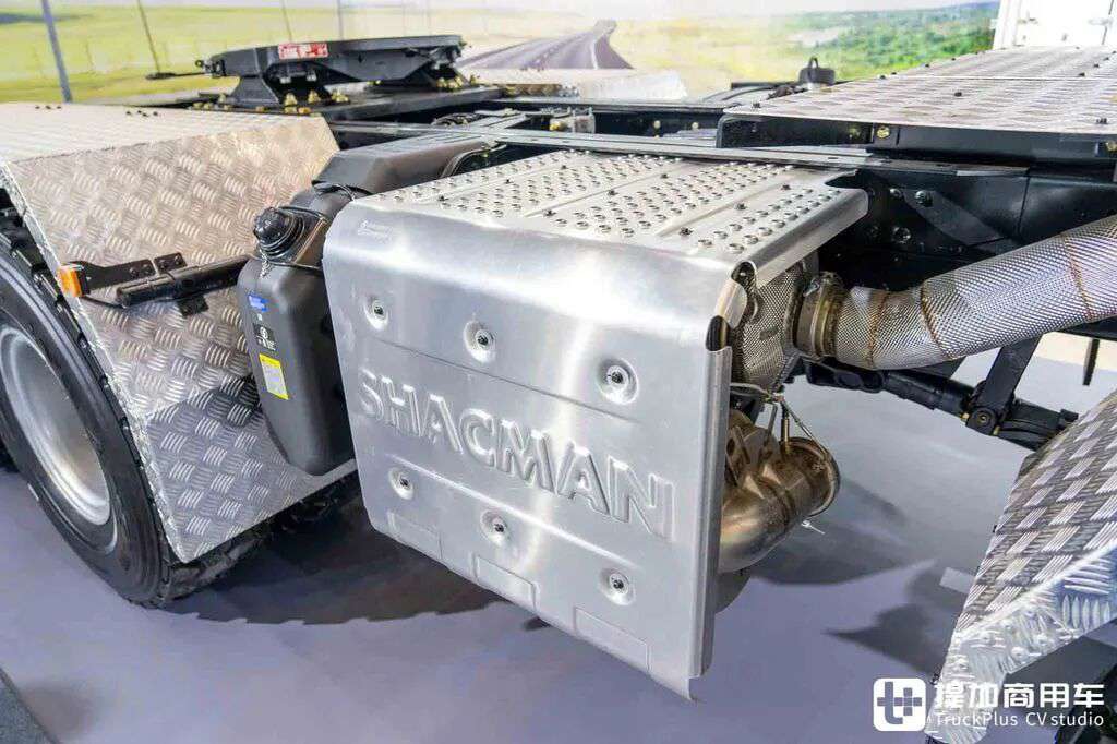 国産最強の大物輸送トラクター？8×8駆動＋ATトランスミッション＋660馬力、陝汽徳龍X5000大物車を徹底撮影