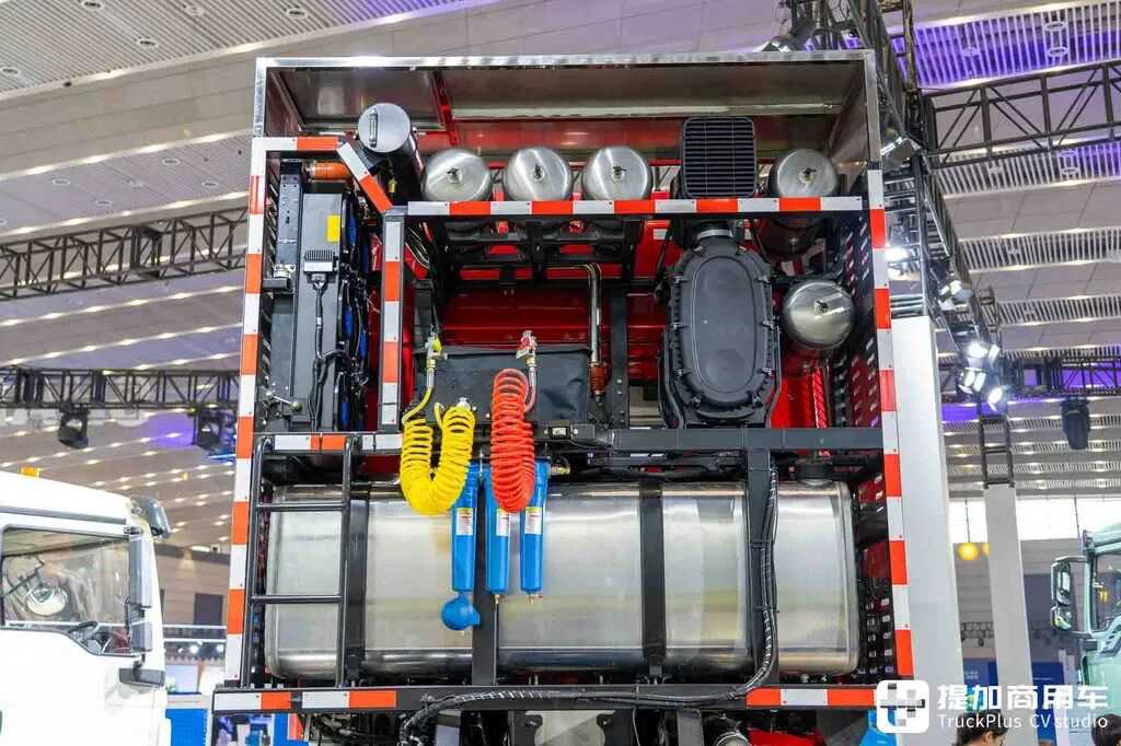 国産最強の大物輸送トラクター？8×8駆動＋ATトランスミッション＋660馬力、陝汽徳龍X5000大物車を徹底撮影