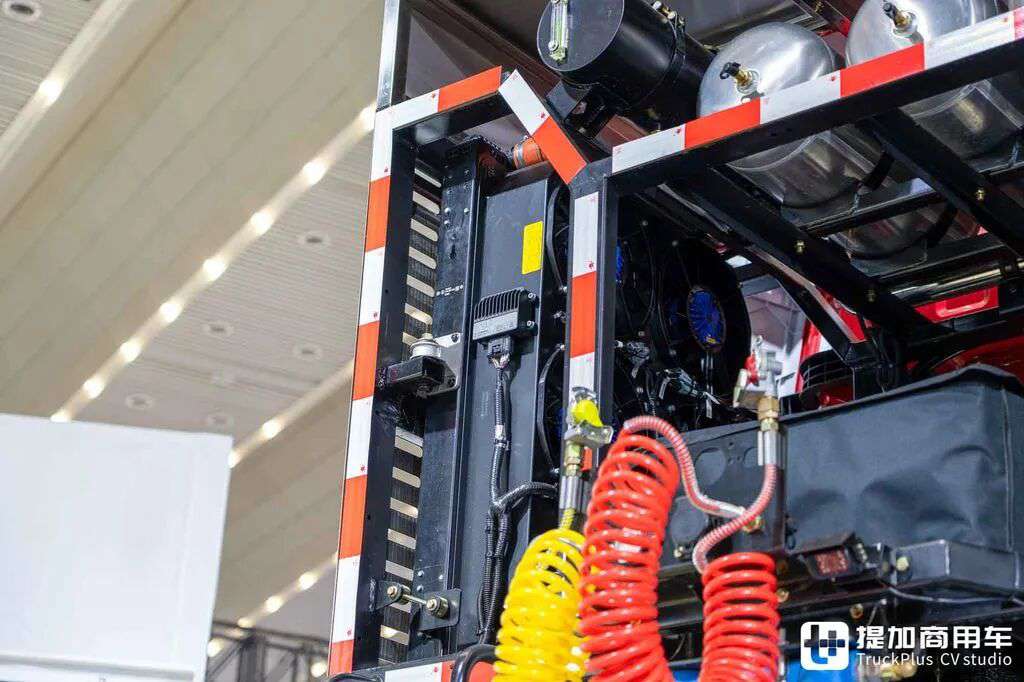 国産最強の大物輸送トラクター？8×8駆動＋ATトランスミッション＋660馬力、陝汽徳龍X5000大物車を徹底撮影