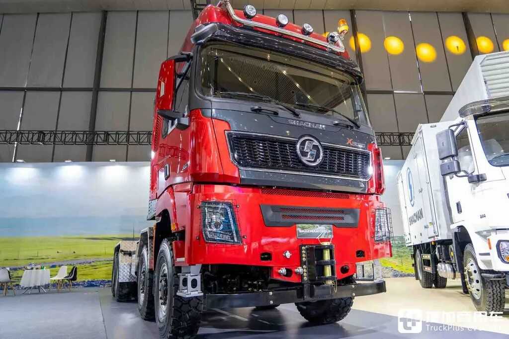 国産最強の大物輸送トラクター？8×8駆動＋ATトランスミッション＋660馬力、陝汽徳龍X5000大物車を徹底撮影